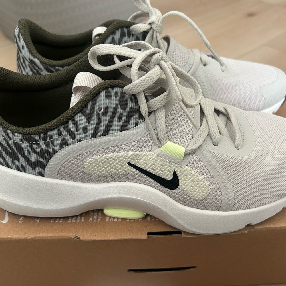 Nike animal Beige and White Athletic Shoes size 8